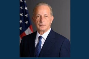 السفير الاميركي يتسوق للميلاد في المتن!