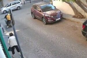 بالفيديو- في وضح النهار: عملية نشل تستهدف سيدة مسنة في  الأشرفية!