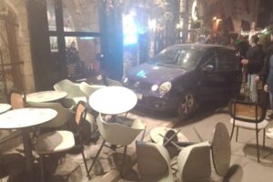 بالصور – سيارة اقتحمت كافيه في زحلة!