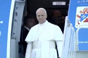 مراسم رسمية في المطار ترحّب بالبابا لاوون