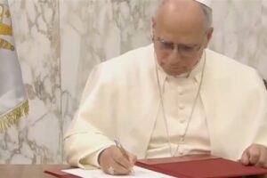 بالصورة – ماذا كتب البابا في الكتاب الذهبي؟