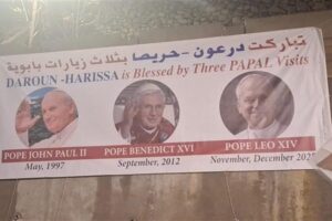 مواطنون اصطفوا عند اوتوستراد زوق مكايل – كسروان بانتظار مرور موكب البابا