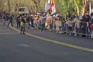 بالفيديو  – بدء توافد المواطنين الى طريق القصر الجمهوري لاستقبال البابا لاوون