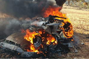 بالصورة: مقتل شقيقين لبنانيين واحتراق سيارتهما في ضربة إسرائيلية