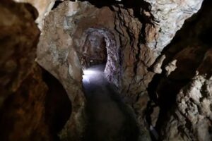 بالفيديو: مراسل “الجديد” يدخل “نفقاً”  للحزب!