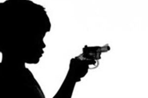 في بلدة لبنانية: طفل يطلق النار على أمه!