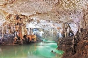 بعد حفل زفاف داخل مغارة جعيتا.. وزارة السياحة توضح