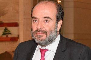 صحافي ينتقد تصريحات عقيص: حزب “القوات” محترف في حرق الجسور مع الشارع السُني!