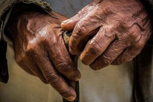 كبار السن في مواجهة الإفلاس: كرامة تُستنزف كلّ يوم