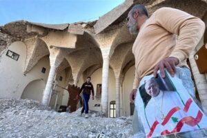جنوبي يرفع صور البابا فوق ركام كنيسته