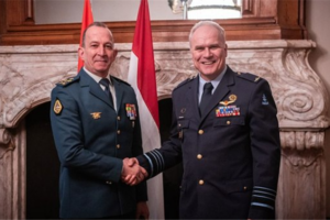 قائد الجيش زار وزارة الدفاع الهولندية وقيادة الشرطة العسكرية الملكية