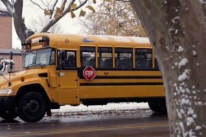 بالصورة – حادثة في باص مدرسة تودي بحياة طفل!