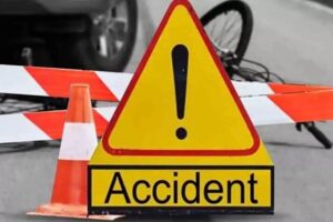 بالصور – جريح نتيجة اصطدام سيارة بالفاصل الاسمنتي