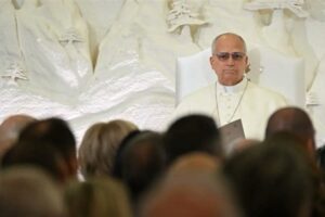 بالصورة: هذا ما قدمه وفدٌ جنوبي إلى قداسة البابا