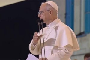 قبيل مغادرته… لقاء لافت للبابا: أمّ نجت من غارة إسرائيليّة وابنتها!