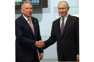 انطلاق المحادثات بين بوتين وويتكوف وكوشنير بشأن أوكرانيا في الكرملين