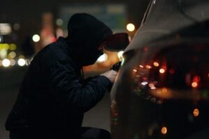 يسرق ما في السيّارات… وتحذير!