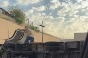 يازا: انقلاب سيارة بعد أول أنفاق المطار باتجاه خلدة والأضرار مادية (صورة)