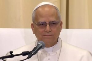 البابا لاوون الرابع عشر في مرفأ بيروت: صلاة صامتة لضحايا 4 آب ولقاء مؤثّر مع عائلات الشهداء