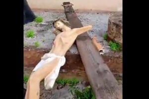 بالفيديو- تحطيم الصليب في الدّورة…!