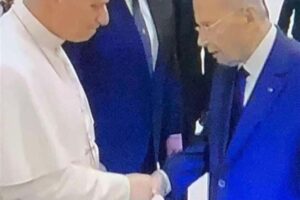 بالصورة – قداسة البابا يصافح الرئيس ميشال عون