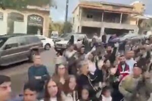 بالفيديو – تجمّع المؤمنين على طرقات جبيل المؤدية إلى دير مار مارون – عنايا