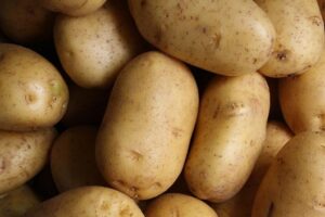 الاستعاضة عن الإجراءات بالدعاية: زراعة البطاطا في مهبّ السياسات الكارثية