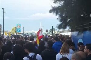 بالفيديوهات – تدفق المؤمنين باتجاه مكان قداس البابا