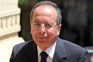 السيد:” شو دخَلك إنتَ السياسي اللبناني الغارق بالوسخ لرقبتك بلبنان؟!”