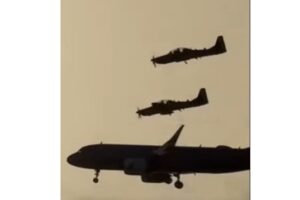 بالفيديو – القوات الجوية في الجيش تستقبل قداسة البابا: مرحبًا بكم في الأجواء اللبنانية.. يشرّفنا مرافقتكم حتى هبوطكم الآمن في أرض الأرز المقدّسة!