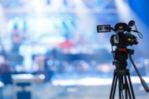 كواليس – إعلامي محظي!