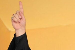 ممثلة لبنانية شهيرة جداً: ” بكيت كتير وقت إستشهاد السيد “!