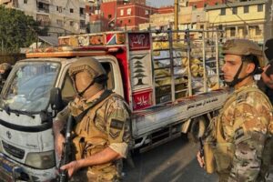 قوات الأمن الفلسطيني تسلّم الدفعة الخامسة من السلاح الثقيل في مخيم عين الحلوة