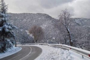 طرقات جبلية مقطوعة بسبب تراكم الثلوج…