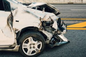 حادث سير مروّع… سيّارة سقطت من أعلى الأوتوستراد!