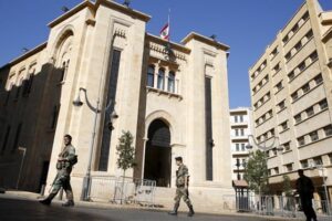 بالفيديو – موكب نائب يدهس قدم احدى المتظاهرات امام مجلس النواب!