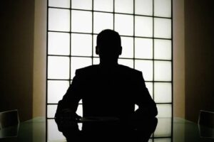 كواليس – دولة نافذة خلف تعيين موظف كبير!