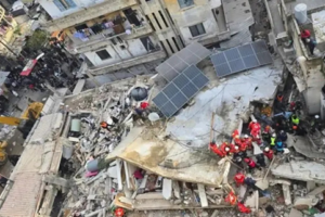 بالفيديو – لحظة نقل الطفل من المبنى المنهار في طرابلس