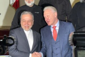 رجّي: هل تقبل طهران بتنظيم مسلّح غير شرعي على أراضيها؟… وعراقجي: إيران لا تتدخل في قرارات الحزب!