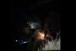 بالفيديو- حادث مروع في شكا ليلاً: سيارة تنحرف عن الطريق وتسقط على شاطئ البحر بين الصخور!