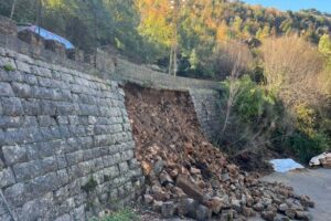 بالصور- انهيار حائط على طريق بتغرين-بسكتنا في منطقة وادي الجماجم… ومعلوف يتابع