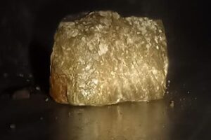 بالصور- انزلاق صخرة ضخمة وسقوطها وسط طريق بو ميزان – المتن الشمالي