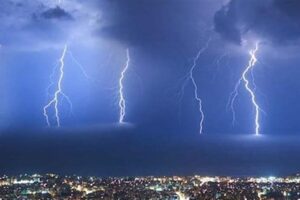 “موجة صواعق وعواصف في الساعات المُقبلة”… الأب خنيصر: هذا ما ينتظر لبنان!