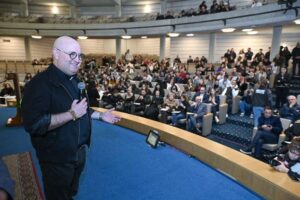 بعد الجدل حول DJ.. هذا ما قاله الأب غييرمي!