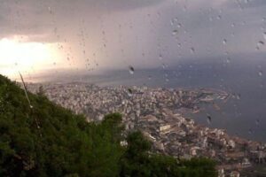 موجة من الغبار الأبيض باتجاه لبنان… متى ستعود الأمطار؟ هذا ما كشفه الأب خنيصر!