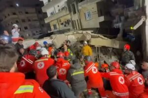 بالفيديو  ـ إنقاذ مواطنة وابنها ليلا من تحت أنقاض المبنى المنهار في طرابلس.. والبحث مستمرّ عن شابة تحت الأنقاض