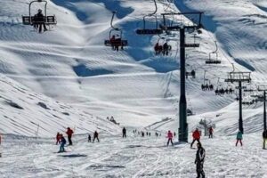 بعد الزحمة الخانقة الأحد… بيان هام من بلدية كفرذبيان لهواة التزلج