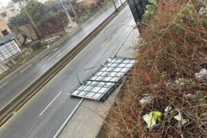 بسبب سرعة الرياح.. سقوط لوحة إعلانية على أوتوستراد البترون!