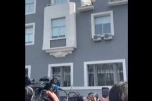 “بندورة على مبنى الجمارك” واحتجاج للأهالي… شاهد الفيديو!