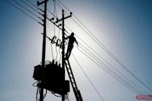 صعقة كهربائية تُصيب عاملاً!